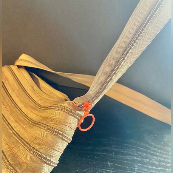 “Goldilocks” size Purse made from 1 zipper! 10 in. wide and 8.5 in. long. New. - Picture 8 of 14